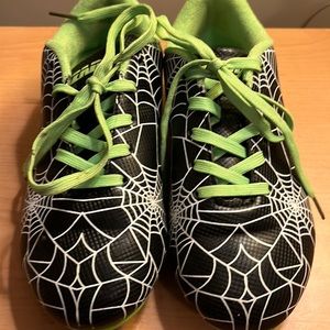 Size 12.5 little kids soccer cleats. Worn only once.